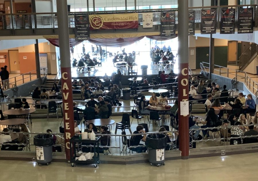 Cavelero Mid High students eating lunch in the commons (Camille Beeler)